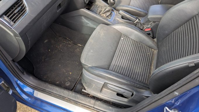 Škoda Octavia VRS Front Interior Before Recovery Škoda Octavia VRS front interior before deep interior cleaning